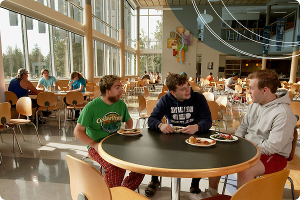 Students dining on campus at Central Oregon Community College